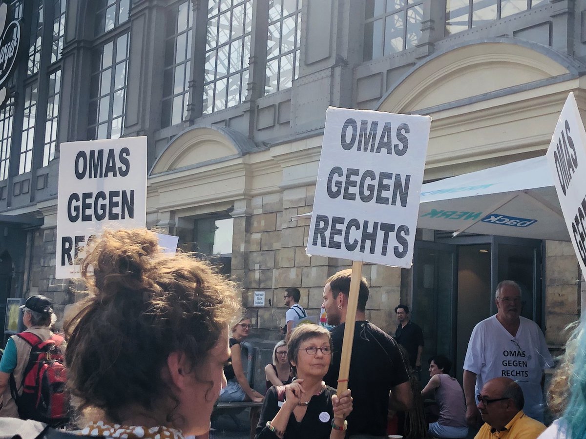 anna_cavazzini's tweet photo. Am Dresdener Bahnhof sind die Omas schon am Start. #unteilbar https://t.co/xLxXi2PNr6
