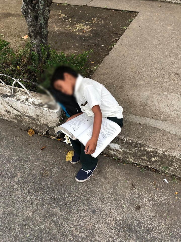 PhilippineStar's tweet photo. LOOK: A netizen uploaded a photo of a grade school boy who fell asleep while studying in front of Lipa City Cathedral in Batangas. The uploader also shared that the boy sells Sampaguita in the area in order to support his needs.(Photos courtesy of Sha Lim Pua) https://t.co/jIIHZrVI5l