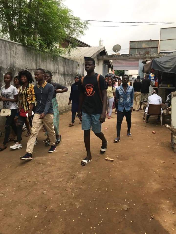 amazoonduweb's tweet photo. Arrivée, enregistrement et installation des élèves et étudiants. 
Venus de plusieurs écoles nous remarquons l’enthousiasme des jeunes qui viennent en nombre important.
#onsensibilise #SIDA #grossesseprecoces https://t.co/mCv7HfWayZ