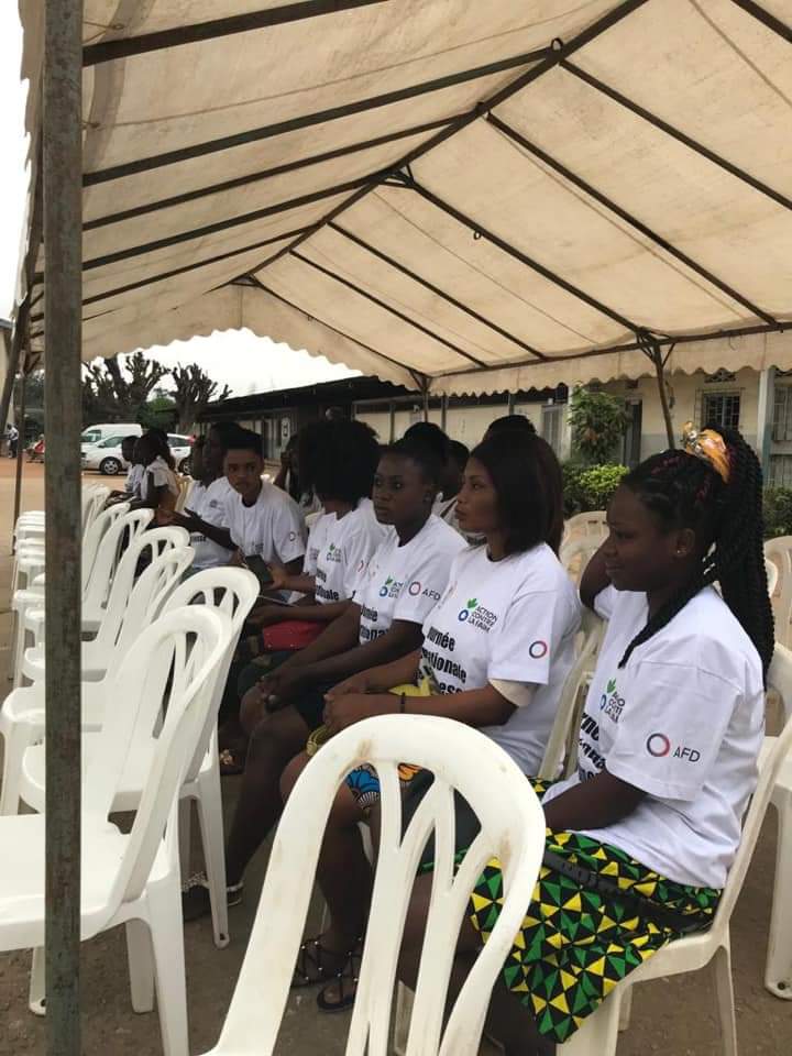 amazoonduweb's tweet photo. Arrivée, enregistrement et installation des élèves et étudiants. 
Venus de plusieurs écoles nous remarquons l’enthousiasme des jeunes qui viennent en nombre important.
#onsensibilise #SIDA #grossesseprecoces https://t.co/mCv7HfWayZ