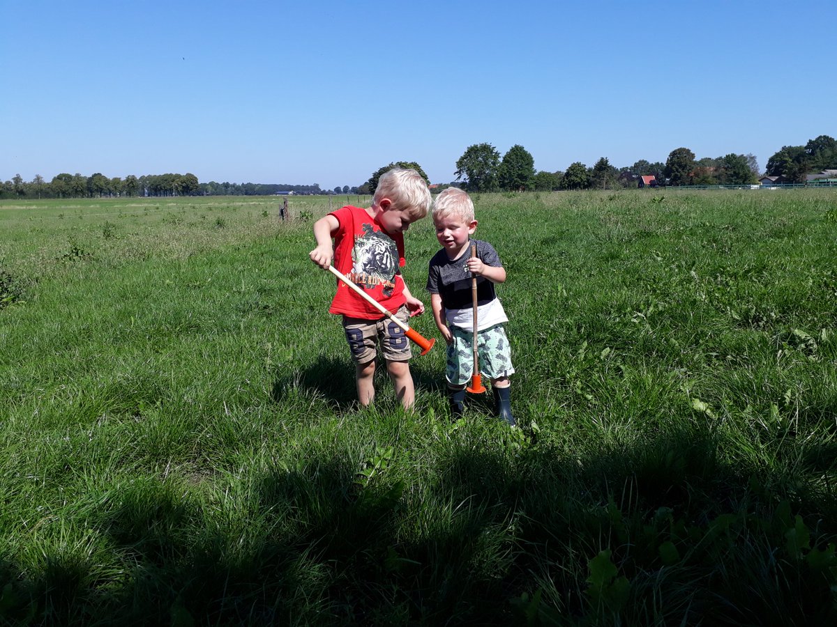 tomkeuper's tweet image. "Papa, wij willen ook gras meten"  #trots #zovaderzozoons #platemeter #grassmeasuring