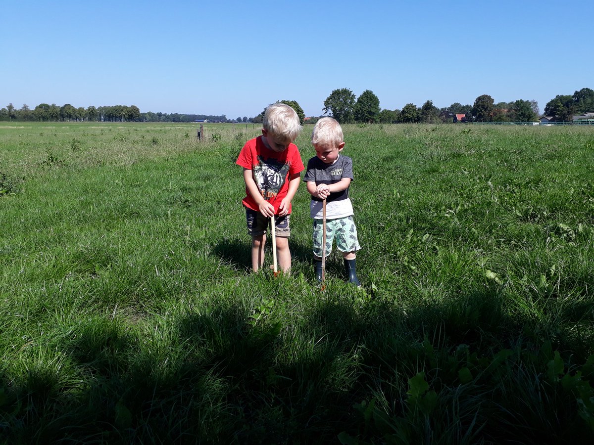 tomkeuper's tweet image. "Papa, wij willen ook gras meten"  #trots #zovaderzozoons #platemeter #grassmeasuring