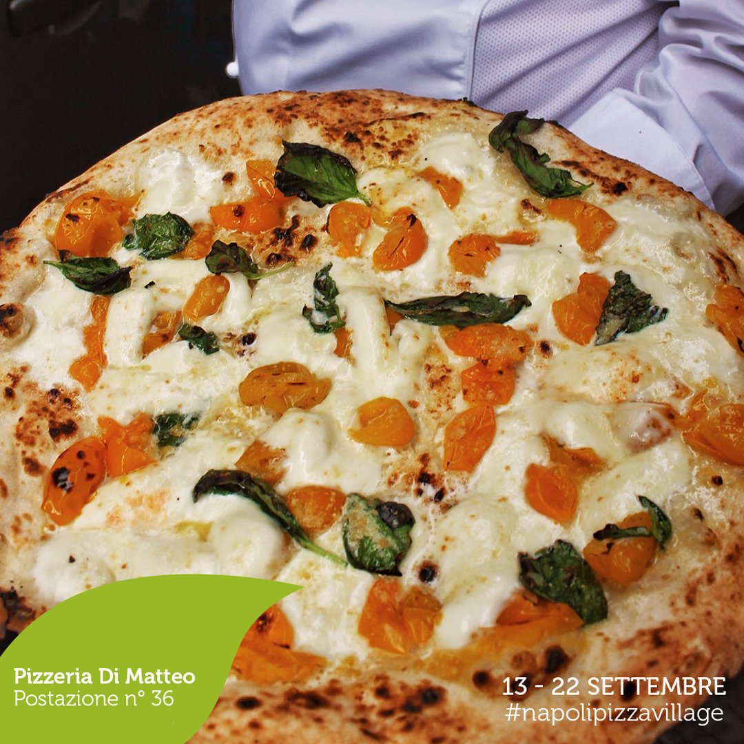 FACCIA GIALLA è la specialità proposta dalla Pizzeria di Matteo, un nome che è tutto un programma...

Mozzarella di bufala, pomodori gialli a pacchetella, basilico, pecorino grattugiato, grattugiata di limoni di Sorrento in uscita