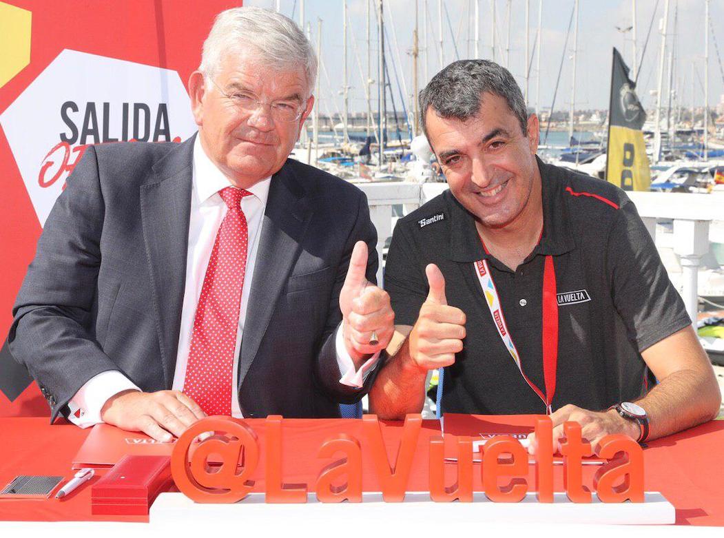 LaVueltaHolanda's tweet photo. Burgemeester Jan van Zanen van @GemeenteUtrecht  en @lavuelta directeur Javier Guillén hebben de overeenkomst voor #LaVueltaHolanda ondertekend. Nog een jaar te gaan en dan mogen we in Nederland de start van de mooie wielerronde verwelkomen. Vamos! 🚴‍♂️
https://t.co/QGhY5hElYN https://t.co/gqdkmsi5u0