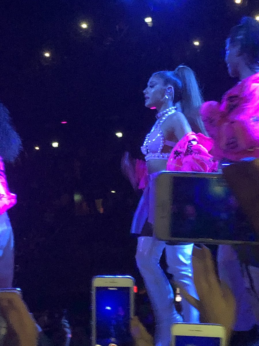 celmoons's tweet photo. best night ever sksksks 🥺🥺🥺🥺 https://t.co/3aG2D5uYES