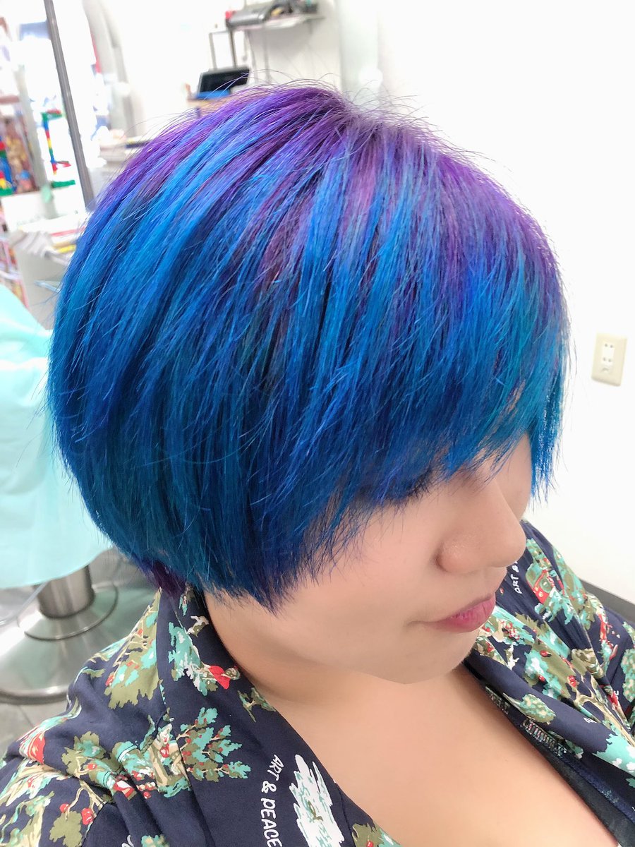 ストロベリーロックス 赤羽カラー専門店 本日のヘアカラー ショートヘアにグラデーションでギャラクシーカラー 濃いめのパープルから毛先はターコイズブルー カットもしてスッキリサッパリ いつもありがとうございます グラデーションカラー