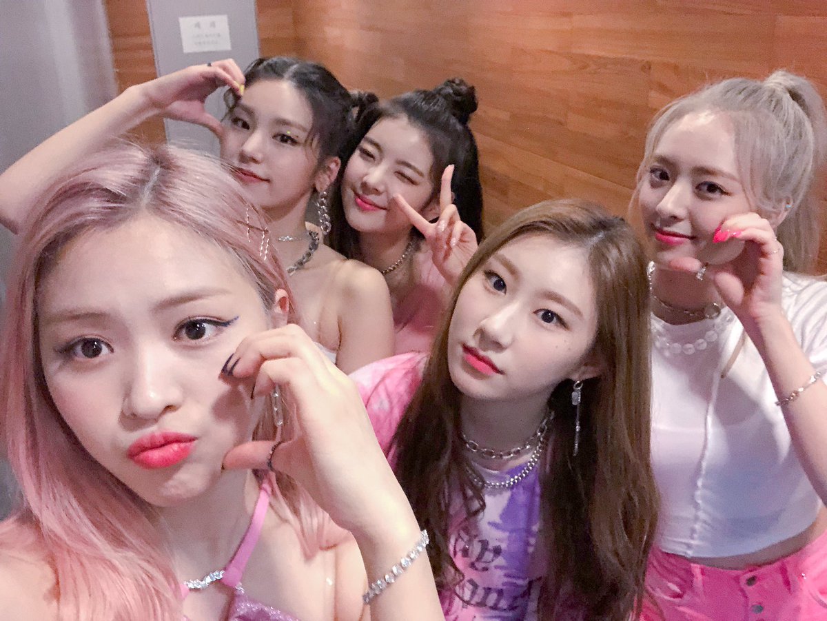 ITZYofficial's tweet photo. 음악중심도 1위 했쇼쇼쇼~☝️🎶
이 영광을 고마운 우리 믿지에게👏👏👏

#ITZY #있지
#ITzICY #ICY
#MIDZY #믿지 https://t.co/zlI2BFT7ye