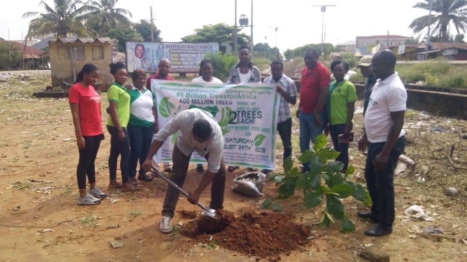 BenueGoGreen's tweet photo. The #BenueGoGreenCampaign team carrying out #TreePlanting exercise across Makurdi the state capital to mark the kick off of the #GreeningNigeria Campaign
#PlantATree
#BenueGoGreen
#OneBillionTreesforAfrica https://t.co/3qXhFl364x