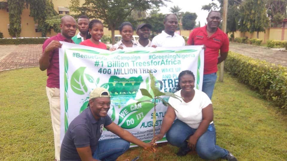 BenueGoGreen's tweet photo. The #BenueGoGreenCampaign team carrying out #TreePlanting exercise across Makurdi the state capital to mark the kick off of the #GreeningNigeria Campaign
#PlantATree
#BenueGoGreen
#OneBillionTreesforAfrica https://t.co/3qXhFl364x