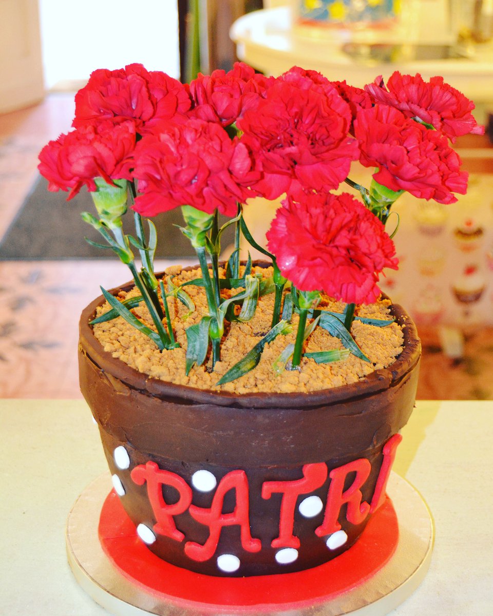 Buenos días ..!! Una de nuestras tartas más originales #tartasdecoradas #tartasdecumpleaños ..!! #bakery #artesano #gijongoloso