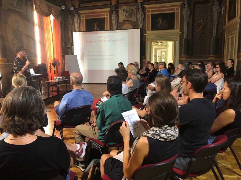 Today with Erik Bosio - <a href="/ErikIsMoreTired/">Erik Bosio</a> - we talked about....
How to produce your music professionally in your home🎶🏡
#vocalmente #talks #vocalmenteacademy #vocalmente19