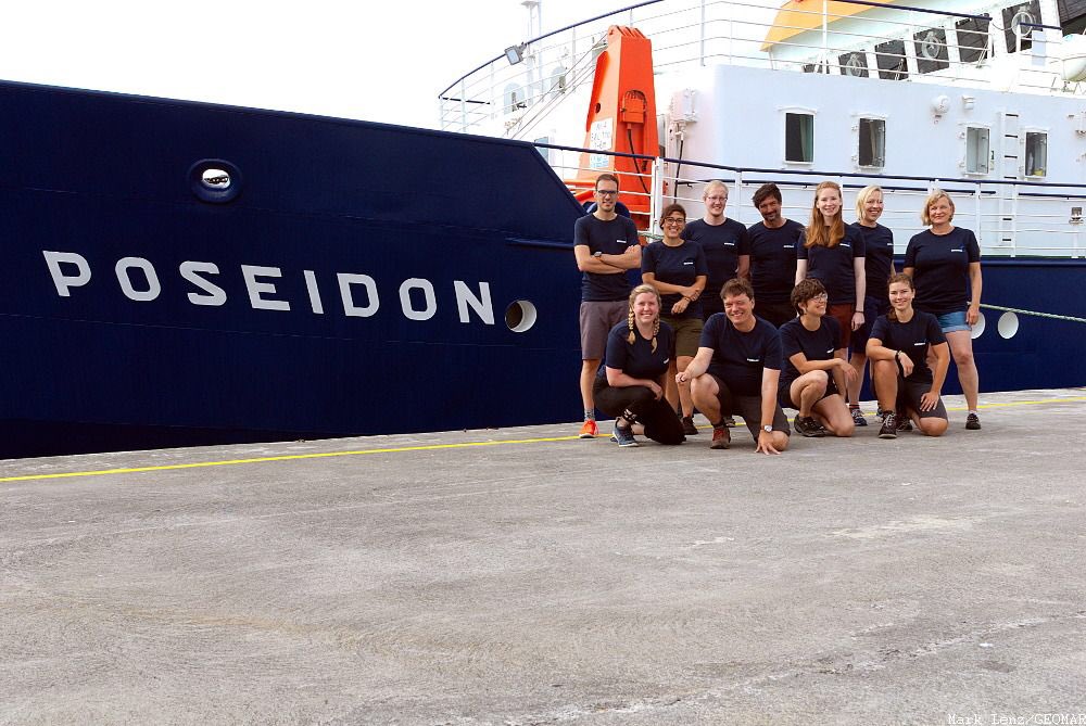 GEOMAR_en's tweet photo. Expedition #POS536 of #RV_POSEIDON is currently investigating the origin, transport and whereabouts of plastic particles in the subtropical convergence zones around the #Azors. https://t.co/bGoeBhSext