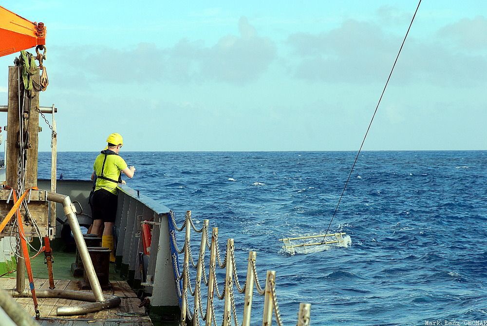 GEOMAR_en's tweet photo. Expedition #POS536 of #RV_POSEIDON is currently investigating the origin, transport and whereabouts of plastic particles in the subtropical convergence zones around the #Azors. https://t.co/bGoeBhSext