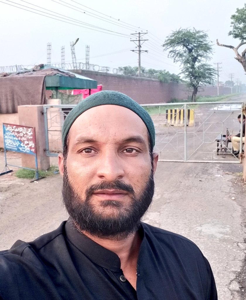 TahirMughalPml1's tweet photo. لاہور میں آج بارش کے باوجود جب دل بےچین ہوا تو اپنے قائد میاں محمد نوازشریف سے اظہاریکجہتی کیلیے کوٹ لکھپت جیل  آگیا اللہ تعالی میرے بیگناہ قائد محمد نوازشریف،مریم نواز صاحبہ اور ان وفادار ساتھیوں جو بے گناہ قید ھیں ان تمام اسیران جیل کو رہائی صحت اور تندرستی عطاء فرمائے آمین🙏❤ https://t.co/TyamraSG45