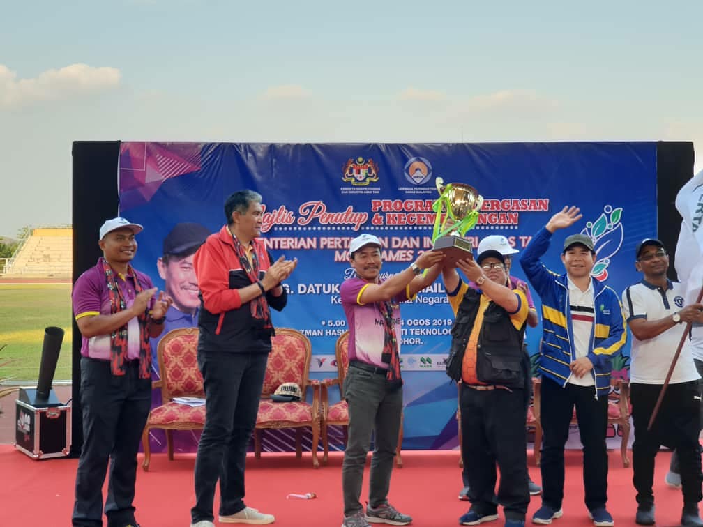 IsmailBakar60's tweet photo. Menyempurnakan Majlis Penutupan Program Kecergasan dan Kecemerlangan MOA. Kalah atau menang adat bertanding. Sukan menyatu padukan kita. #moasports2019 #sukan #ksn #drismailbakar https://t.co/KLyuMNfOtT