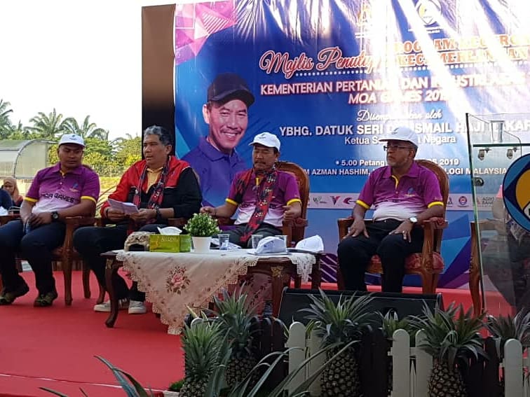 IsmailBakar60's tweet photo. Menyempurnakan Majlis Penutupan Program Kecergasan dan Kecemerlangan MOA. Kalah atau menang adat bertanding. Sukan menyatu padukan kita. #moasports2019 #sukan #ksn #drismailbakar https://t.co/KLyuMNfOtT