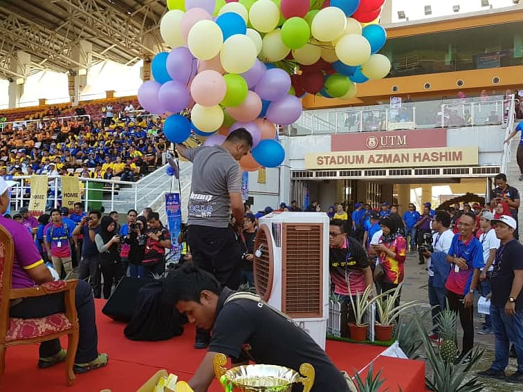 IsmailBakar60's tweet photo. Menyempurnakan Majlis Penutupan Program Kecergasan dan Kecemerlangan MOA. Kalah atau menang adat bertanding. Sukan menyatu padukan kita. #moasports2019 #sukan #ksn #drismailbakar https://t.co/KLyuMNfOtT
