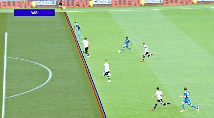 StopdeVAR's tweet image. En bij #ParmaJuve in Italië gaan ze ook vrolijk verder met het fenomeen wat "mijn kleinste teen staat misschien wel buitenspel" heet. #VAR #stopdevar  #niettemetenmeteenrolmaat ⬇️