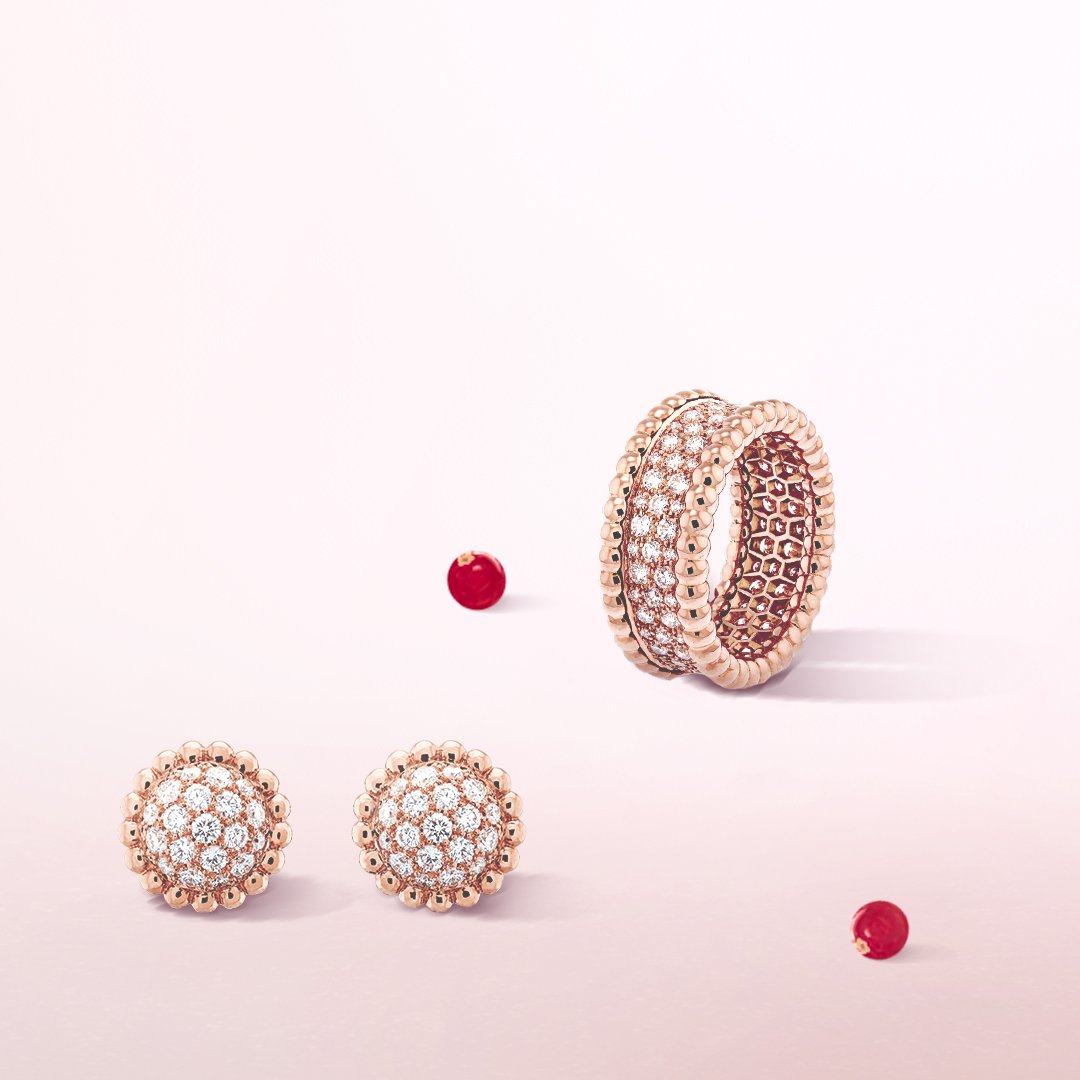 vancleefarpels's tweet photo. Slide to discover glittering Perlée creations in rose gold and diamonds, matching perfectly your Summer glow. #VCAperlee #ChasingPerlee #VanCleefArpels
https://t.co/TrV4w3cXWv https://t.co/lRsnEspymo