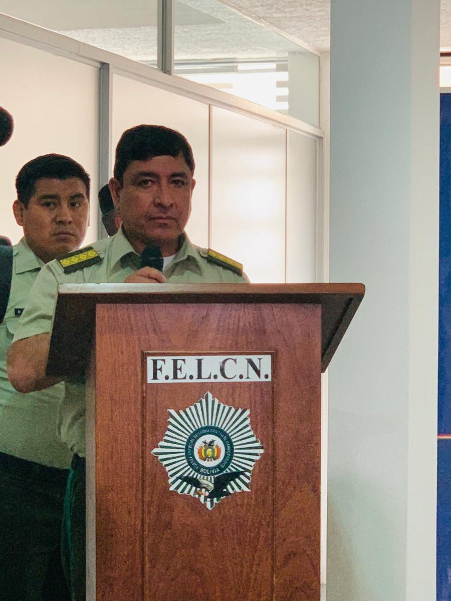 Pol_Boliviana's tweet photo. #Ahora
#SantaCruz
#FELCN
"Los resultados de la lucha antidrogas de #Bolivia han sido reconocidos en el mundo, por eso países como #Brasil, #Perú, nos han dado la confianza de ser la sede del #CERIAN"
Palabras del Sr. #GralYuriCalderónM https://t.co/nzHBy4x6Sq