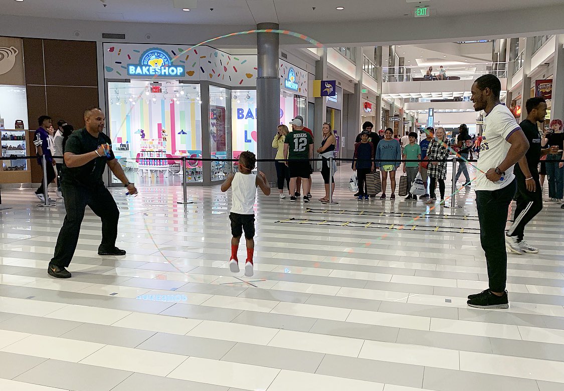 mallofamerica's tweet photo. Keep jumpinβ with us through #MOASummer at Jump Rope Jam! Stop by the Rotunda until 3 p.m. + learn how to Double Dutch jump rope with @ProsoftheRope! https://t.co/bfSlvJp305