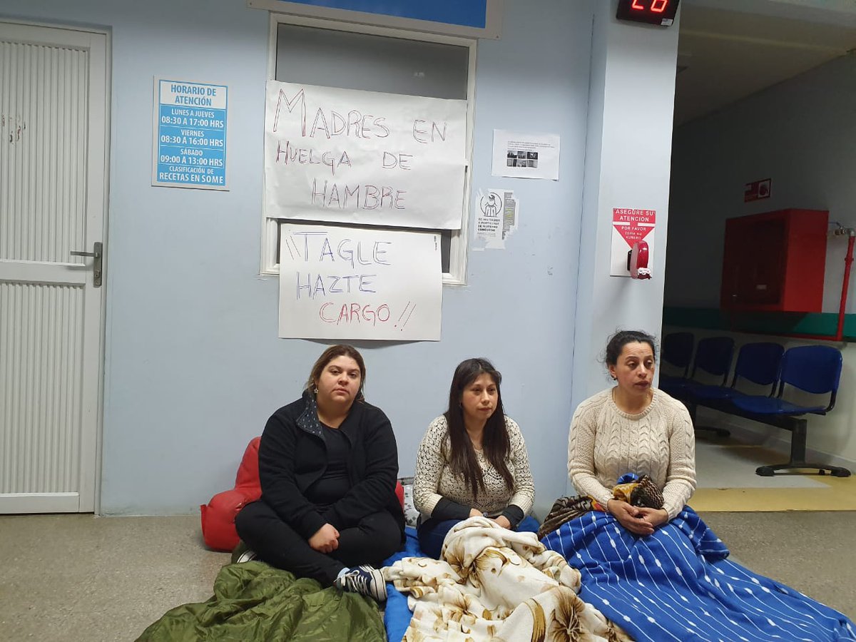 bascu9701's tweet photo. @arturozunigaj @jortagle @SSDelReloncavi @sochiof Graciela, Karina y Jessica se llaman estas funcionarias que haciendo uso de su derecho a licencia medica. El director de @SSDelReloncavi @jortagle ha dejado vacantes sus cargos. Ahora en huelga de hambre luchan por su familia y por su trabajo. https://t.co/6o5CkRtIBM