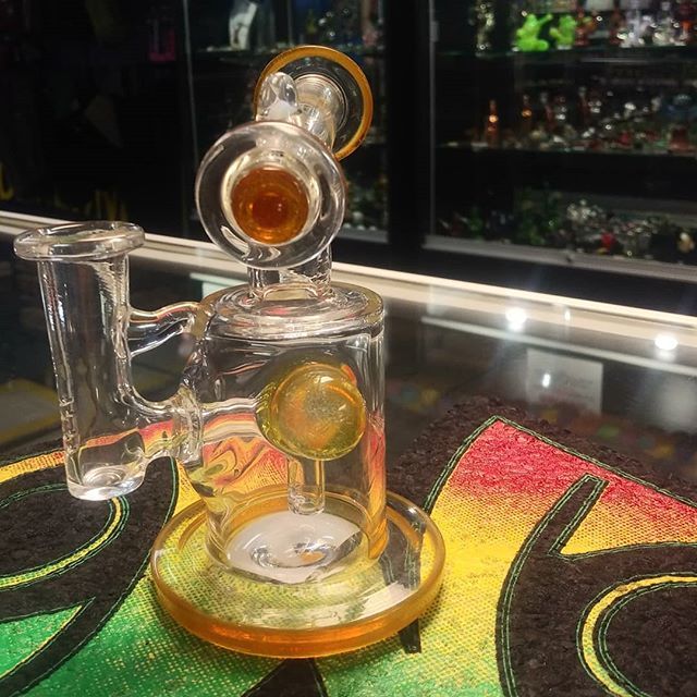 wonderland561's tweet image. The @bronxglass sidecar rig is still available, stop by today and check this beauty out! #glass #glassofig #rigsofig #opal #sidecar #bronxglass #wonderland #wonderland561 ift.tt/324auD8