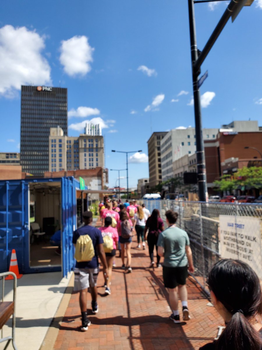 NewRooWeekend's tweet photo. What a fun march downtown, led by our fav 💙💛💙💛 #NewRooWeekend https://t.co/Fbt0XhEb4Y