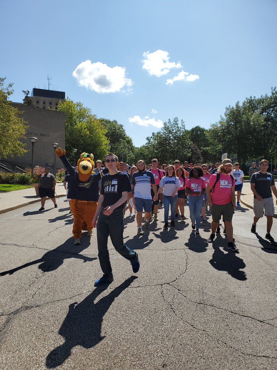 NewRooWeekend's tweet photo. What a fun march downtown, led by our fav 💙💛💙💛 #NewRooWeekend https://t.co/Fbt0XhEb4Y