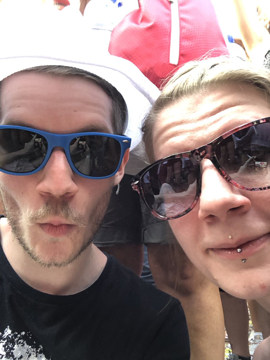 Kiatzu96's tweet photo. sitzend in der Menge #sff19 #starsforfree2019 #sitzend https://t.co/GJsjLayMA3