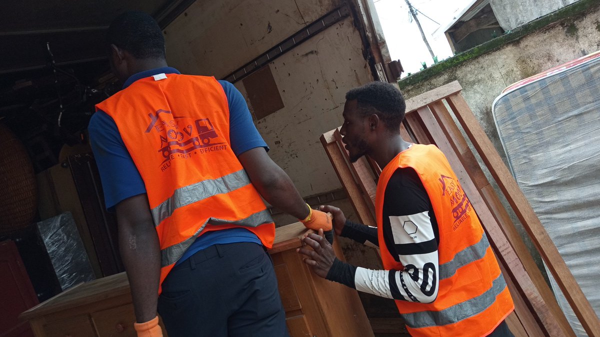 easy_moov's tweet photo. Another successful #weekendmove underway, Limbe all the way to Yaounde and we owe it all to our enthusiastic and smart team. They ensure that our clients have nothing to worry about. 

Are you moving soon? 
Contact 693.203.528 or visit https://t.co/2fOQ4VSNeU for a free estimate. https://t.co/HkgB4imApO