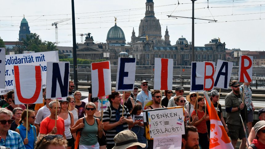 "#Unteilbar"-Kundgebung in Dresden: 35.000 demonstrieren gegen Ausgrenzung spiegel.de/politik/deutsc…
