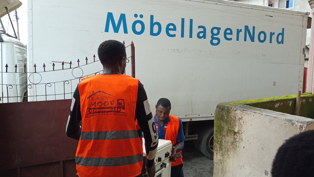 easy_moov's tweet photo. Another successful #weekendmove underway, Limbe all the way to Yaounde and we owe it all to our enthusiastic and smart team. They ensure that our clients have nothing to worry about. 

Are you moving soon? 
Contact 693.203.528 or visit https://t.co/2fOQ4VSNeU for a free estimate. https://t.co/HkgB4imApO
