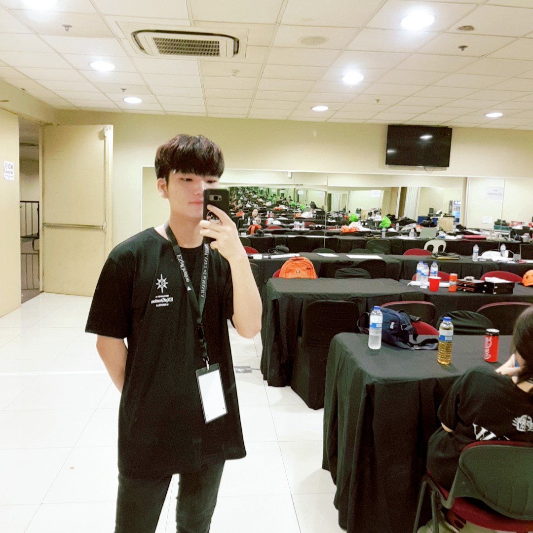 Douhpe's tweet photo. Another translator job well done!!
#EXplOrationinManilaDay2
#EXOplOrationinmanila
#Translator
#Crew
#WalangUuwi https://t.co/q3KnU5Ko4e