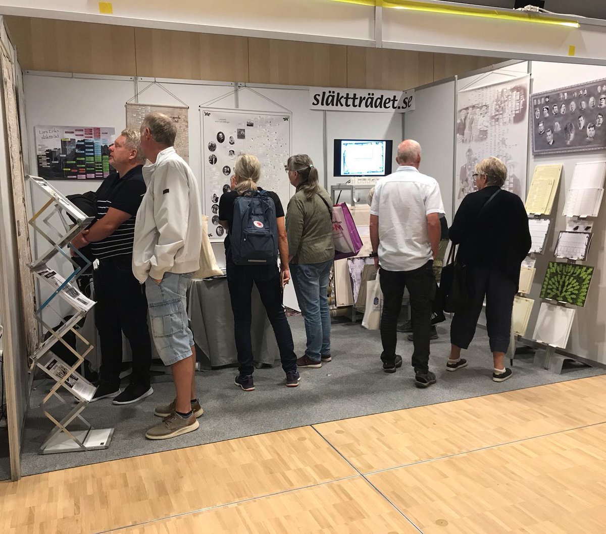 HomeSlakttradet's tweet photo. Tack för idag, jätteroligt med alla intresserade besökare och kunder i vår monter. Vi ses i morgon igen #släktforskardagarna #släktforskardagarna2019 #släktforskning #släktträd #släktträdet #homedeco https://t.co/J1aILRLL1V