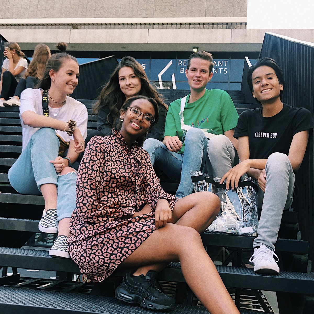everygucc's tweet photo. babes at the sweetener world tour https://t.co/XvRiF0BGvK