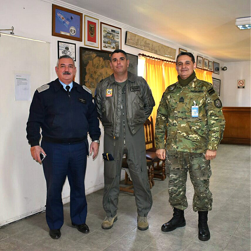 FuerzaAerea_Arg's tweet photo. La Base Aérea Militar de Merlo (FAA) y el Centro de Operaciones Aeroespaciales (EMCO), recibieron a una comitiva de la Fuerza Aérea Uruguaya. Este encuentro contribuyó al fortalecimiento de los lazos operativos y de amistad que existe entre ambos países. #FAA #BAMMerlo #COA https://t.co/2Py2mdqgkX