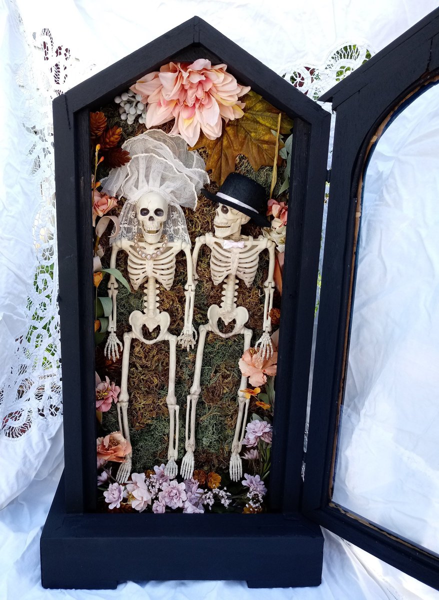 barefootncrazyb's tweet photo. Excited to share the latest addition to my #etsy shop: Skeleton Couple Halloween Mantel Clock https://t.co/52AABoqPER #art #skeletons #halloween #Wedding #Gothic #GothicWedding #HolidayDecor #HalloweenDecor #MantelClock #Vintage #Upcycled #Recycled #TilDeathDoUsPart https://t.co/XIDtarYJw7