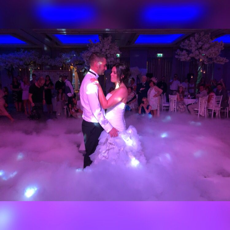 Shef_Wedding_DJ's tweet photo. Dancing on the Clouds with the new Mr &amp; Mrs Fletcher!

#weddingday #firstdance #1stdance #bride #groom #love https://t.co/6HnC9kKCwD