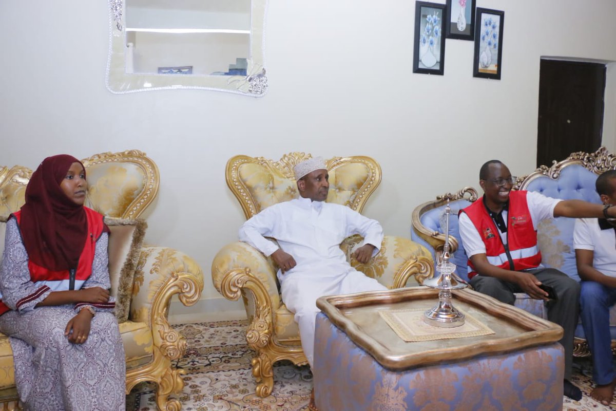 HonAliKorane's tweet photo. I confirm #CensusKenya2019 has kicked off in Garissa town. @KNBStats enumerators have come to my residence few moments ago. As a fulfillment of duty, abiding by the laws of our country and cognizant of its significance, I have given all the necessary info. I ask you to do so too https://t.co/Y04Yh2kWdM