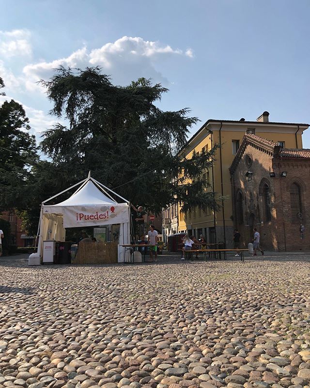 puedesass's tweet photo. Presenti anche quest’anno al @ferrarabuskersfestival. Stesso posto stesso bar 😬 https://t.co/CNxzRQUBV4 https://t.co/fiBPmDdVAp