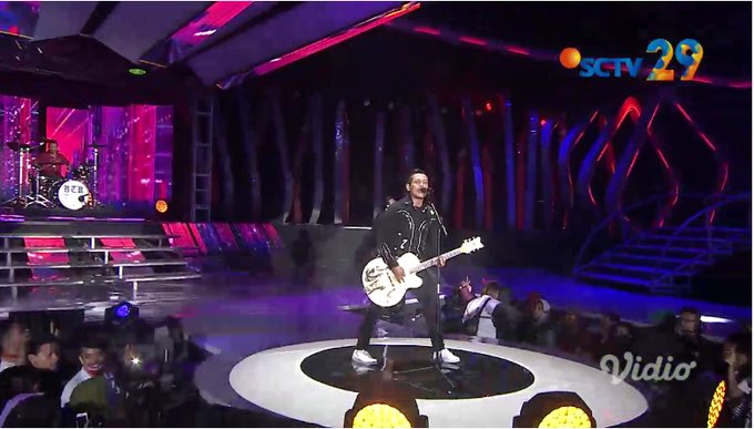 bbi_daily's tweet photo. Bergantian @agnezmo, @SID_Official, @iwanfals dan @NOAH_ID dengan Erwin Gutawa Orchestra tampil di malam puncak ulang tahun @SCTV_ ke-29. Selamat ulang tahun SCTV! #SCTV29 #BillboardID https://t.co/6pqBIHZ6lx