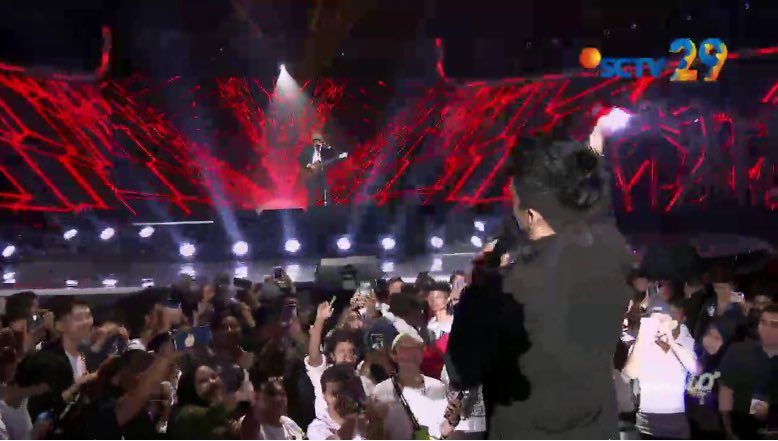 bbi_daily's tweet photo. Bergantian @agnezmo, @SID_Official, @iwanfals dan @NOAH_ID dengan Erwin Gutawa Orchestra tampil di malam puncak ulang tahun @SCTV_ ke-29. Selamat ulang tahun SCTV! #SCTV29 #BillboardID https://t.co/6pqBIHZ6lx