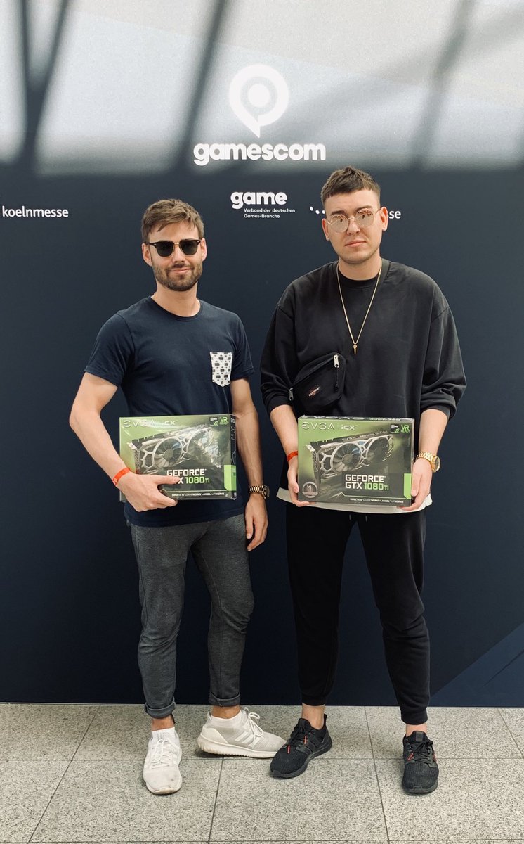 FabianCattarius's tweet photo. Yooo, mit @Desert3c auf der @SamsungDE @PUBG_DE Bühne 2x ne 1080ti erspielt. Schmeckt 🤙🏻 https://t.co/vlguDti4k8