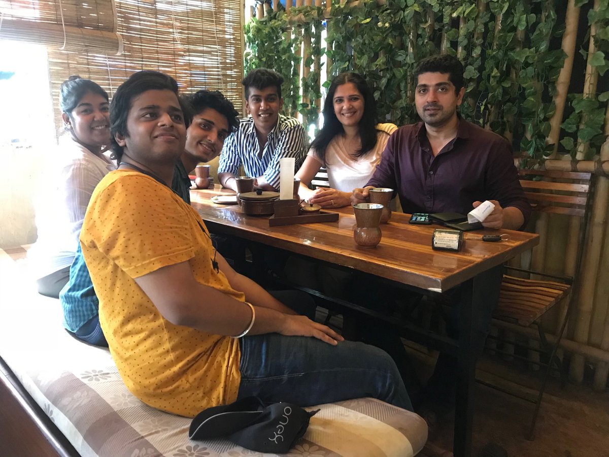SachdevaSupriya's tweet photo. #OhTeam catching on #SaturdayMood @ work https://t.co/O9xydwD0uA