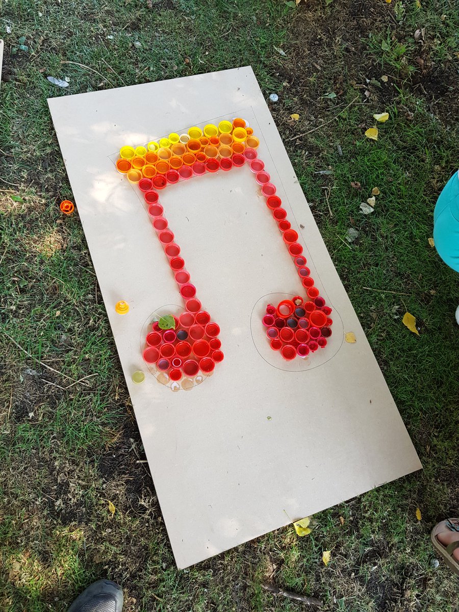 queensparkarts's tweet photo. Our bottle top collages are taking shape at #LIP2019 - come along and help finish them! An amazing free event as part of @aylesburytc's #ParklifeWeekend in Vale Park https://t.co/HNGAfY8vpr