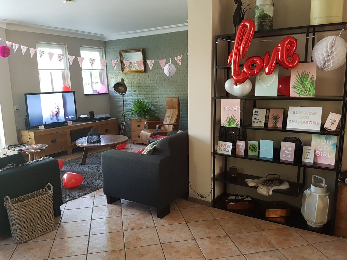 Itfeelslike13's tweet photo. Yesterday I hosted a Lover Release Party at my house and I LOVE(R)D IT!
We listened to the Album and shared our first thoughts on the songs.
Ofcourse we also ate cute snacks and took pictures 💖
I love you guyss 💕 
@taylorswift13
@taylornation13  #Lover #LoverReleaseParty https://t.co/iJhCjE3deI