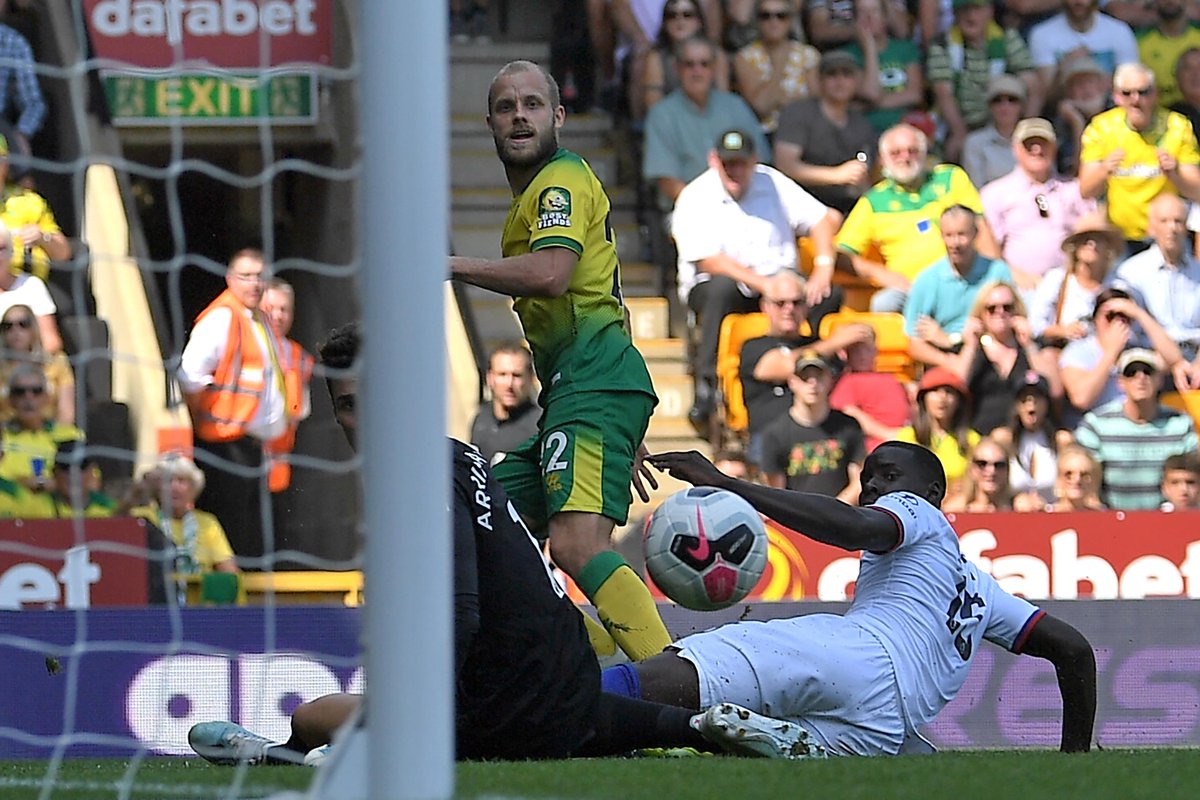 premierleague's tweet photo. HALF-TIME Norwich 2-2 Chelsea

And breathe… goals from Abraham and Mount are cancelled out by Cantwell and Pukki in a first-half thriller

#NORCHE https://t.co/uCZLgVvcPb