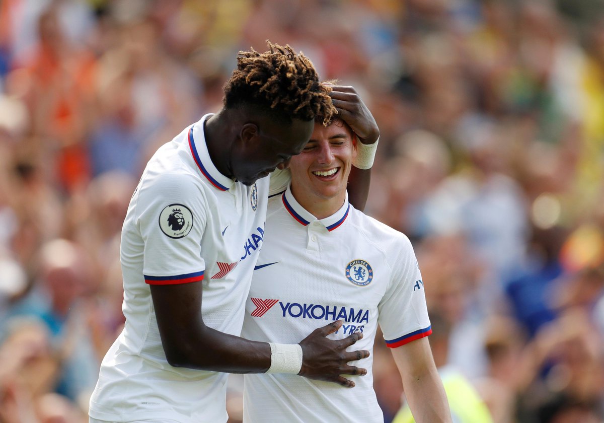 premierleague's tweet photo. HALF-TIME Norwich 2-2 Chelsea

And breathe… goals from Abraham and Mount are cancelled out by Cantwell and Pukki in a first-half thriller

#NORCHE https://t.co/uCZLgVvcPb