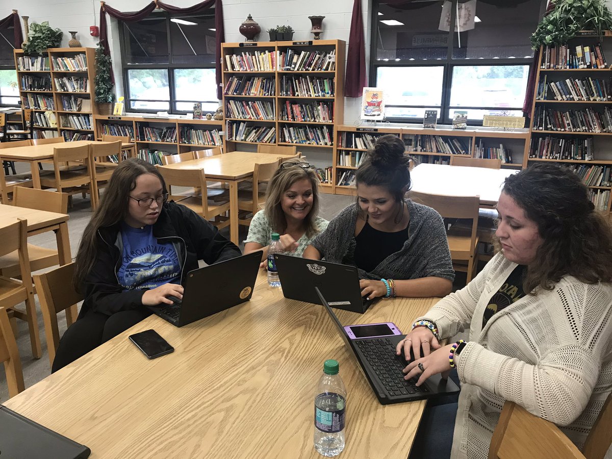 OCHSLiteracy's tweet photo. @OwsleySchools @TinaBobrowski working cooperatively in real time using @GoogleForEdu Google sites and drive to build a brand new platform for OCHS journalism. #alwaysanowl #LiveLearnServe https://t.co/SBc60SFyhl
